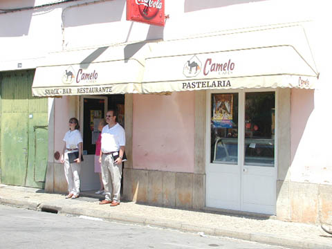 01a -Pete and Julie stand guard at lunch at Loule